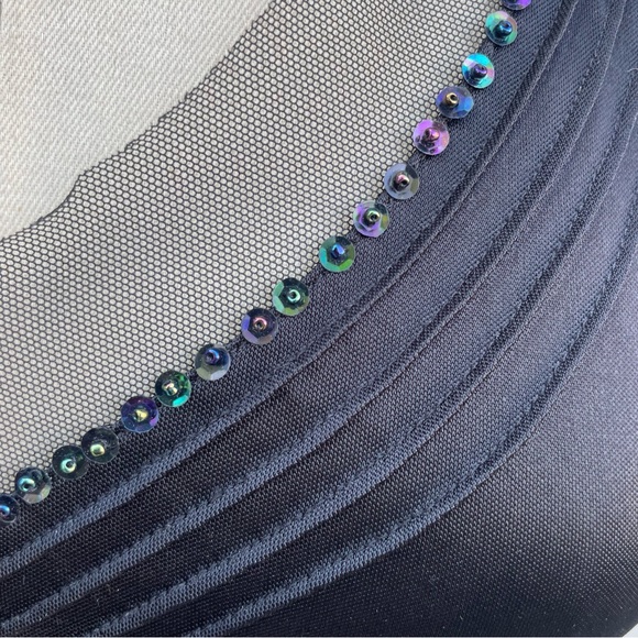 Womens Detailed V-neck Tank Top - Picture 2 of 4